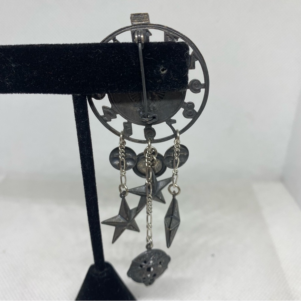 World Clock Brooch - Picture 6 of 7